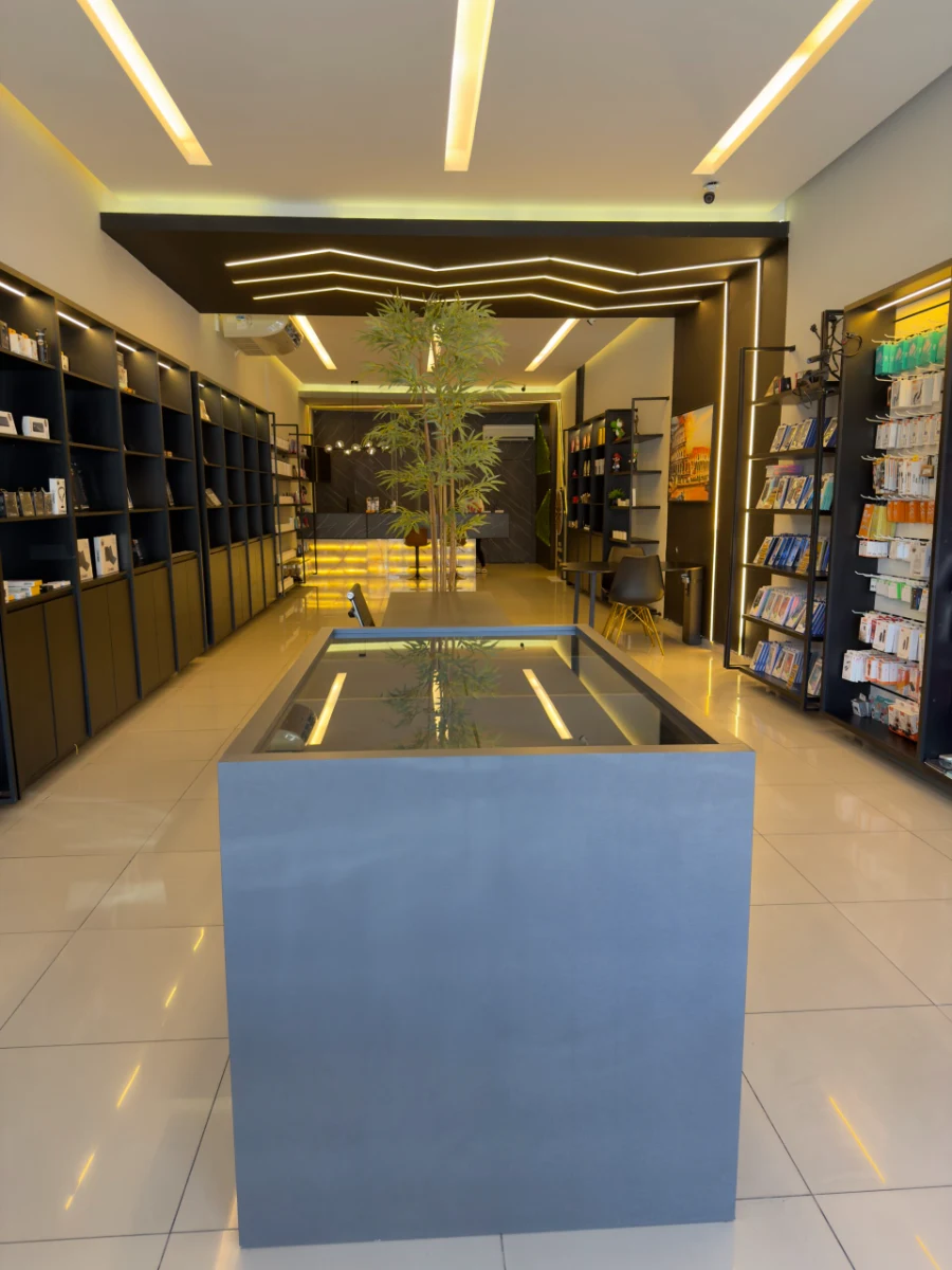 Corredor de vitrines da loja HT Imports